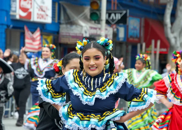 San Francisco, CA - 28 Mayıs 2023: Mission District 'teki 45. Yıllık Karnaval Büyük Geçit Töreni' nin kimliği belirsiz katılımcıları.