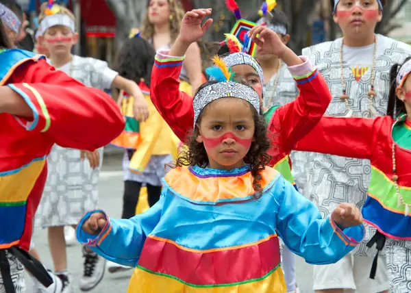 San Francisco, CA - 28 Mayıs 2023: Mission District 'teki 45. Yıllık Karnaval Büyük Geçit Töreni' nin kimliği belirsiz katılımcıları.