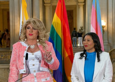 San Francisco, CA - 2 Haziran 2023: Drag Laureate DArcy Drollinger, Senatör Scott Wiener ve Belediye Başkanı London Breed San Franciscos 53..