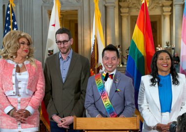 San Francisco, CA - 2 Haziran 2023: San Franciscos 53. Geleneksel Onur Ayı 'nı başlatmak için basın toplantısında konuşan SF Onur Başkanı Nguyen Pham.