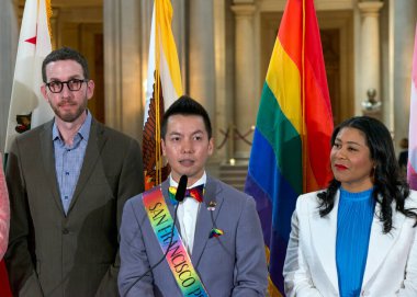 San Francisco, CA - 2 Haziran 2023: San Franciscos 53. Geleneksel Onur Ayı 'nı başlatmak için basın toplantısında konuşan SF Onur Başkanı Nguyen Pham.