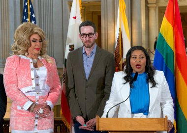 San Francisco, CA - 2 Haziran 2023: Drag Laureate DArcy Drollinger, Senatör Scott Wiener ve Belediye Başkanı London Breed San Franciscos 53..