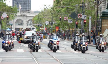 San Francisco, CA - 10 Haziran 2023: Siyah Amerikalıların özgürleştirilmesini anmak ve Afro-Amerikan kültürünü ve katkılarını kutlamak amacıyla Haziran ayındaki törene katılanlar.