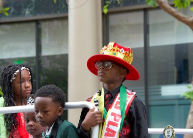 San Francisco, CA - 10 Haziran 2023: Siyah Amerikalıların özgürleştirilmesini anmak ve Afro-Amerikan kültürünü ve katkılarını kutlamak amacıyla Haziran ayındaki törene katılanlar.