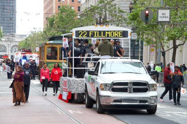 San Francisco, CA - 10 Haziran 2023: Siyah Amerikalıların özgürleştirilmesini anmak ve Afro-Amerikan kültürünü ve katkılarını kutlamak amacıyla Haziran ayındaki törene katılanlar.