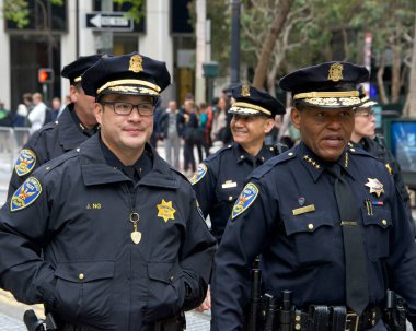 San Francisco, CA - 10 Haziran 2023: Siyah Amerikalıların özgürleştirilmesini anmak ve Afro-Amerikan kültürünü ve katkılarını kutlamak amacıyla Haziran ayındaki törene katılanlar.