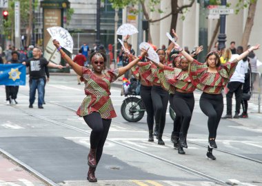 San Francisco, CA - 10 Haziran 2023: Siyah Amerikalıların özgürleştirilmesini anmak ve Afro-Amerikan kültürünü ve katkılarını kutlamak amacıyla Haziran ayındaki törene katılanlar.