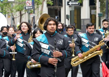 San Francisco, CA - 10 Haziran 2023: Siyah Amerikalıların özgürleştirilmesini anmak ve Afro-Amerikan kültürünü ve katkılarını kutlamak amacıyla Haziran ayındaki törene katılanlar.