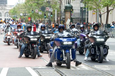 San Francisco, CA - 10 Haziran 2023: Siyah Amerikalıların özgürleştirilmesini anmak ve Afro-Amerikan kültürünü ve katkılarını kutlamak amacıyla Haziran ayındaki törene katılanlar.