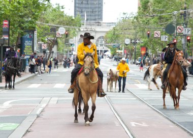 San Francisco, CA - 10 Haziran 2023: Siyah Amerikalıların özgürleştirilmesini anmak ve Afro-Amerikan kültürünü ve katkılarını kutlamak amacıyla Haziran ayındaki törene katılanlar.
