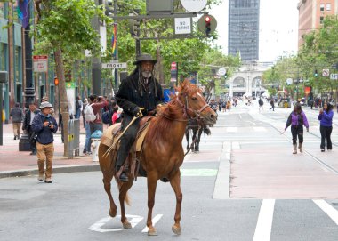 San Francisco, CA - 10 Haziran 2023: Siyah Amerikalıların özgürleştirilmesini anmak ve Afro-Amerikan kültürünü ve katkılarını kutlamak amacıyla Haziran ayındaki törene katılanlar.