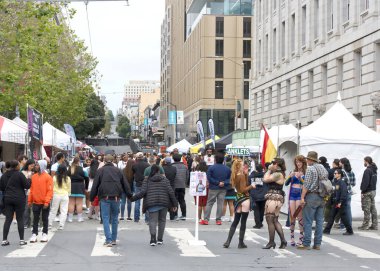 San Francisco, CA - 24 Haziran 2023: Civic Center 'da düzenlenen San Francisco Gay Onur Yürüyüşü Festivali' nde katılımcılar kutlama yapıyor. Bu yılın teması, Geriye Bakış, İleriye İlerleme