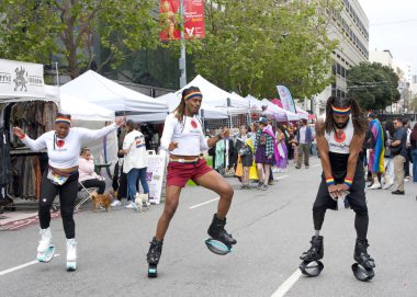 San Francisco, CA - 24 Haziran 2023: Civic Center 'da düzenlenen San Francisco Gay Onur Yürüyüşü Festivali' nde katılımcılar kutlama yapıyor. Bu yılın teması, Geriye Bakış, İleriye İlerleme