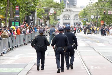 San Francisco, CA - 24 Haziran 2023: SFPD memurları Pazar Caddesi 'ndeki SF Gay Onur Yürüyüşü' nden önceki güzergahta devriye geziyorlar. Tema, Geriye Bakış, İleriye İlerleme.