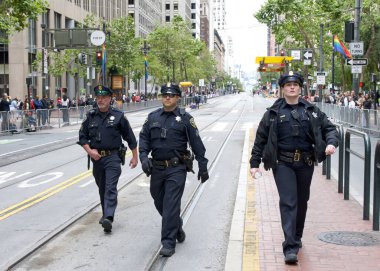San Francisco, CA - 24 Haziran 2023: SFPD memurları Pazar Caddesi 'ndeki SF Gay Onur Yürüyüşü' nden önceki güzergahta devriye geziyorlar. Tema, Geriye Bakış, İleriye İlerleme.