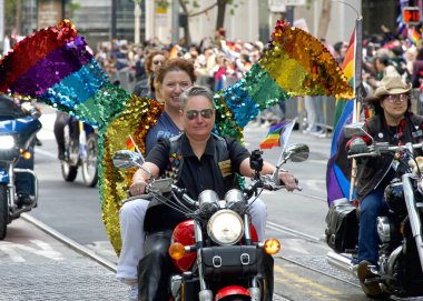 San Francisco, CA - 24 Haziran 2023: Bisikletli Lezbiyenler SF Gay Onur Yürüyüşü 'nü Kent Merkezi' ne açtı. Tema, Geriye Bakış, İleriye İlerleme.