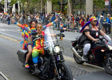 San Francisco, CA - 24 Haziran 2023: Bisikletli Lezbiyenler SF Gay Onur Yürüyüşü 'nü Kent Merkezi' ne açtı. Tema, Geriye Bakış, İleriye İlerleme.