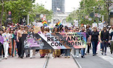 San Francisco, CA - 24 Haziran 2023: SF Gay Onur Yürüyüşü 'ne katılanlar Pazar Caddesi' nden Şehir Merkezi 'ne kadar kutlamalar yapıyorlar. Tema, Geriye Bakış, İleriye İlerleme.