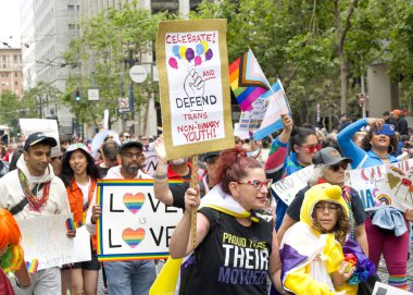 San Francisco, CA - 24 Haziran 2023: SF Gay Onur Yürüyüşü 'ne katılanlar Pazar Caddesi' nden Şehir Merkezi 'ne kadar kutlamalar yapıyorlar. Tema, Geriye Bakış, İleriye İlerleme.