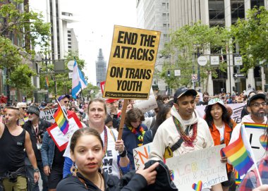 San Francisco, CA - 24 Haziran 2023: SF Gay Onur Yürüyüşü 'ne katılanlar Pazar Caddesi' nden Şehir Merkezi 'ne kadar kutlamalar yapıyorlar. Tema, Geriye Bakış, İleriye İlerleme.