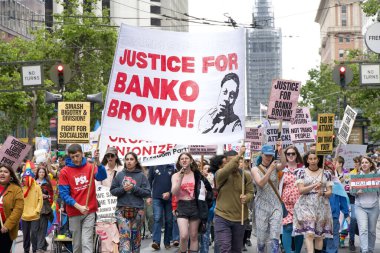 San Francisco, CA - 24 Haziran 2023: SF Gay Onur Yürüyüşü 'ne katılanlar Pazar Caddesi' nden Şehir Merkezi 'ne kadar kutlamalar yapıyorlar. Tema, Geriye Bakış, İleriye İlerleme.