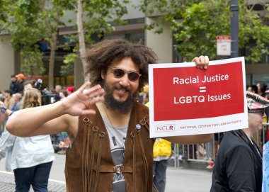 San Francisco, CA - 24 Haziran 2023: SF Gay Onur Yürüyüşü 'ne katılanlar Pazar Caddesi' nden Şehir Merkezi 'ne kadar kutlamalar yapıyorlar. Tema, Geriye Bakış, İleriye İlerleme.