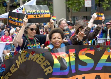 San Francisco, CA - 24 Haziran 2023: SF Gay Onur Yürüyüşü 'ne katılanlar Pazar Caddesi' nden Şehir Merkezi 'ne kadar kutlamalar yapıyorlar. Tema, Geriye Bakış, İleriye İlerleme.