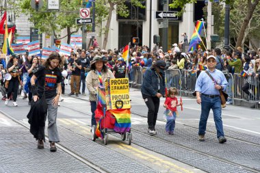 San Francisco, CA - 24 Haziran 2023: SF Gay Onur Yürüyüşü 'ne katılanlar Pazar Caddesi' nden Şehir Merkezi 'ne kadar kutlamalar yapıyorlar. Tema, Geriye Bakış, İleriye İlerleme.