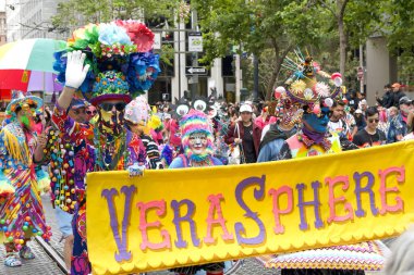 San Francisco, CA - 24 Haziran 2023: SF Gay Onur Yürüyüşü 'ne katılanlar Pazar Caddesi' nden Şehir Merkezi 'ne kadar kutlamalar yapıyorlar. Tema, Geriye Bakış, İleriye İlerleme.