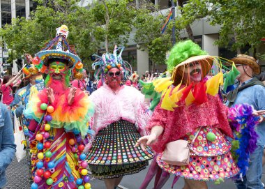 San Francisco, CA - 24 Haziran 2023: SF Gay Onur Yürüyüşü 'ne katılanlar Pazar Caddesi' nden Şehir Merkezi 'ne kadar kutlamalar yapıyorlar. Tema, Geriye Bakış, İleriye İlerleme.