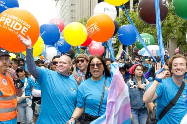San Francisco, CA - 24 Haziran 2023: SF Gay Onur Yürüyüşü 'ne katılanlar Pazar Caddesi' nden Şehir Merkezi 'ne kadar kutlamalar yapıyorlar. Tema, Geriye Bakış, İleriye İlerleme.