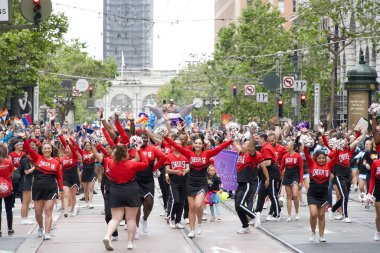 San Francisco, CA - 24 Haziran 2023: SF Gay Onur Yürüyüşü 'ne katılanlar Pazar Caddesi' nden Şehir Merkezi 'ne kadar kutlamalar yapıyorlar. Tema, Geriye Bakış, İleriye İlerleme.