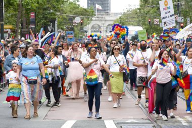 San Francisco, CA - 24 Haziran 2023: SF Gay Onur Yürüyüşü 'ne katılanlar Pazar Caddesi' nden Şehir Merkezi 'ne kadar kutlamalar yapıyorlar. Tema, Geriye Bakış, İleriye İlerleme.