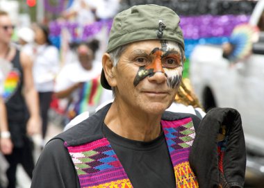 San Francisco, CA - 24 Haziran 2023: SF Gay Onur Yürüyüşü 'ne katılanlar Pazar Caddesi' nden Şehir Merkezi 'ne kadar kutlamalar yapıyorlar. Tema, Geriye Bakış, İleriye İlerleme.