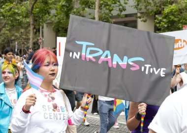 San Francisco, CA - 24 Haziran 2023: SF Gay Onur Yürüyüşü 'ne katılanlar Pazar Caddesi' nden Şehir Merkezi 'ne kadar kutlamalar yapıyorlar. Tema, Geriye Bakış, İleriye İlerleme.