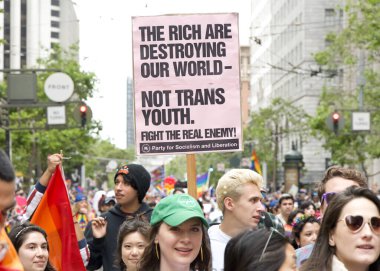 San Francisco, CA - 24 Haziran 2023: SF Gay Onur Yürüyüşü 'ne katılanlar Pazar Caddesi' nden Şehir Merkezi 'ne kadar kutlamalar yapıyorlar. Tema, Geriye Bakış, İleriye İlerleme.