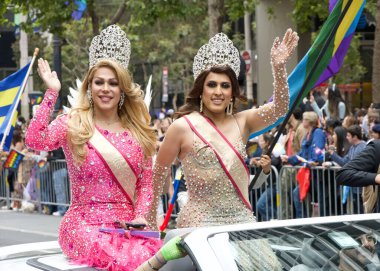 San Francisco, CA - 24 Haziran 2023: SF Gay Onur Yürüyüşü 'ne katılanlar Pazar Caddesi' nden Şehir Merkezi 'ne kadar kutlamalar yapıyorlar. Tema, Geriye Bakış, İleriye İlerleme.