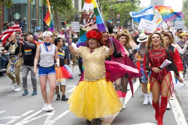 San Francisco, CA - 24 Haziran 2023: SF Gay Onur Yürüyüşü 'ne katılanlar Pazar Caddesi' nden Şehir Merkezi 'ne kadar kutlamalar yapıyorlar. Tema, Geriye Bakış, İleriye İlerleme.