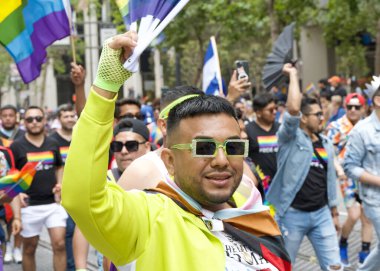 San Francisco, CA - 24 Haziran 2023: SF Gay Onur Yürüyüşü 'ne katılanlar Pazar Caddesi' nden Şehir Merkezi 'ne kadar kutlamalar yapıyorlar. Tema, Geriye Bakış, İleriye İlerleme.