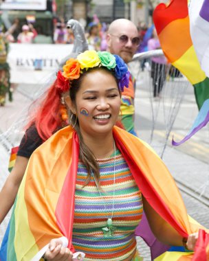 San Francisco, CA - 24 Haziran 2023: SF Gay Onur Yürüyüşü 'ne katılanlar Pazar Caddesi' nden Şehir Merkezi 'ne kadar kutlamalar yapıyorlar. Tema, Geriye Bakış, İleriye İlerleme.