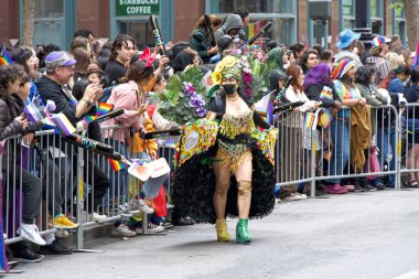 San Francisco, CA - 24 Haziran 2023: SF Gay Onur Yürüyüşü 'ne katılanlar Pazar Caddesi' nden Şehir Merkezi 'ne kadar kutlamalar yapıyorlar. Tema, Geriye Bakış, İleriye İlerleme.