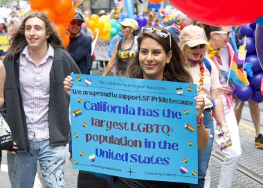 San Francisco, CA - 24 Haziran 2023: SF Gay Onur Yürüyüşü 'ne katılanlar Pazar Caddesi' nden Şehir Merkezi 'ne kadar kutlamalar yapıyorlar. Tema, Geriye Bakış, İleriye İlerleme.