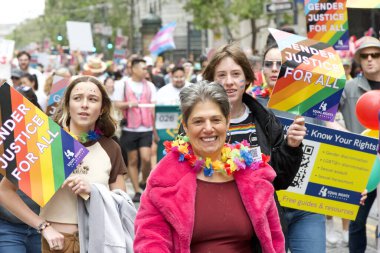 San Francisco, CA - 24 Haziran 2023: SF Gay Onur Yürüyüşü 'ne katılanlar Pazar Caddesi' nden Şehir Merkezi 'ne kadar kutlamalar yapıyorlar. Tema, Geriye Bakış, İleriye İlerleme.
