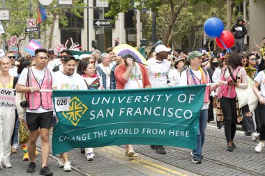 San Francisco, CA - 24 Haziran 2023: SF Gay Onur Yürüyüşü 'ne katılanlar Pazar Caddesi' nden Şehir Merkezi 'ne kadar kutlamalar yapıyorlar. Tema, Geriye Bakış, İleriye İlerleme.