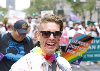 San Francisco, CA - 24 Haziran 2023: SF Gay Onur Yürüyüşü 'ne katılanlar Pazar Caddesi' nden Şehir Merkezi 'ne kadar kutlamalar yapıyorlar. Tema, Geriye Bakış, İleriye İlerleme.