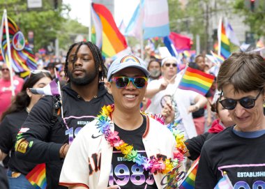 San Francisco, CA - 24 Haziran 2023: SF Gay Onur Yürüyüşü 'ne katılanlar Pazar Caddesi' nden Şehir Merkezi 'ne kadar kutlamalar yapıyorlar. Tema, Geriye Bakış, İleriye İlerleme.