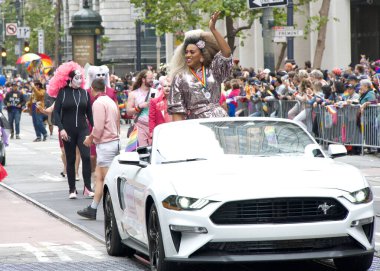 San Francisco, CA - 24 Haziran 2023: Honey Mahogany SF Gay Onur Yürüyüşü 'ne katılıyor. Tema, Geriye Bakış, İleriye İlerleme.