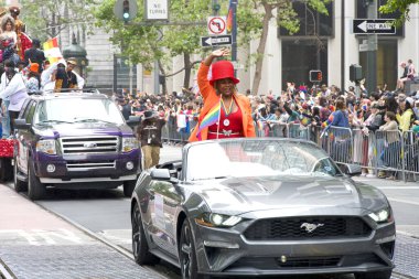 San Francisco, CA - 24 Haziran 2023: Grand Marshall Breonna McCree SF Gay Onur Yürüyüşü 'ne katılıyor. Tema, Geriye Bakış, İleriye İlerleme.