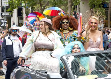San Francisco, CA - 24 Haziran 2023: SF Gay Onur Yürüyüşü 'ne katılanlar Pazar Caddesi' nden Şehir Merkezi 'ne kadar kutlamalar yapıyorlar. Tema, Geriye Bakış, İleriye İlerleme.