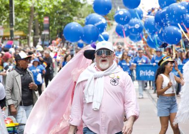 San Francisco, CA - 24 Haziran 2023: SF Gay Onur Yürüyüşü 'ne katılanlar Pazar Caddesi' nden Şehir Merkezi 'ne kadar kutlamalar yapıyorlar. Tema, Geriye Bakış, İleriye İlerleme.